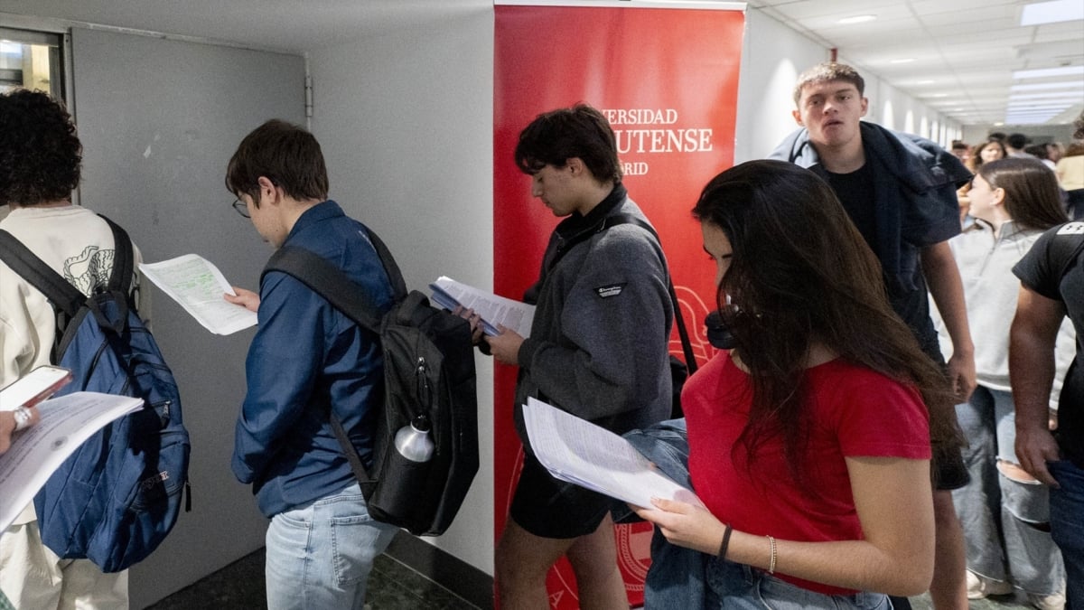 Estudiantes entran a un aula durante el primer día de la Prueba de Acceso a la Universidad (PAU), en la Universidad Complutense de Madrid.