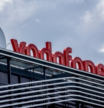 Telefónica, Vodafone y el rompecabezas regulatorio que sacudiría el mercado español y [...]