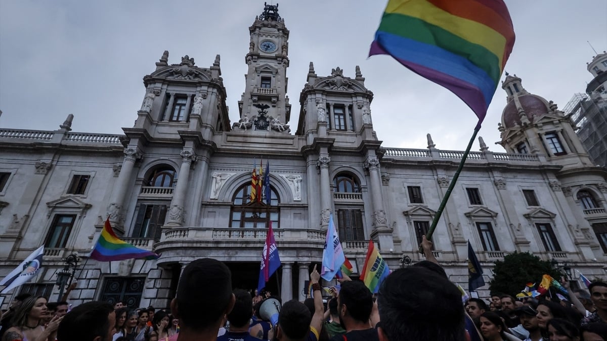 Posible sanción hacia una mujer por bajar las banderas LGBTI en el Ayuntamiento de Cáceres