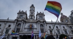 Posible sanción hacia una mujer por bajar las banderas LGBTI en el Ayuntamiento de Cáceres
