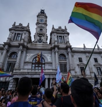 Posible sanción hacia una mujer por bajar las banderas LGBTI en el [...]