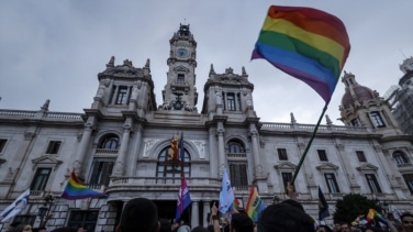 Posible sanción hacia una mujer por bajar las banderas LGBTI en el Ayuntamiento de Cáceres