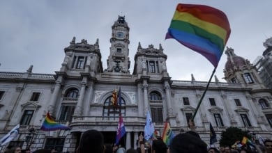 Posible sanción hacia una mujer por bajar las banderas LGBTI en el Ayuntamiento de Cáceres