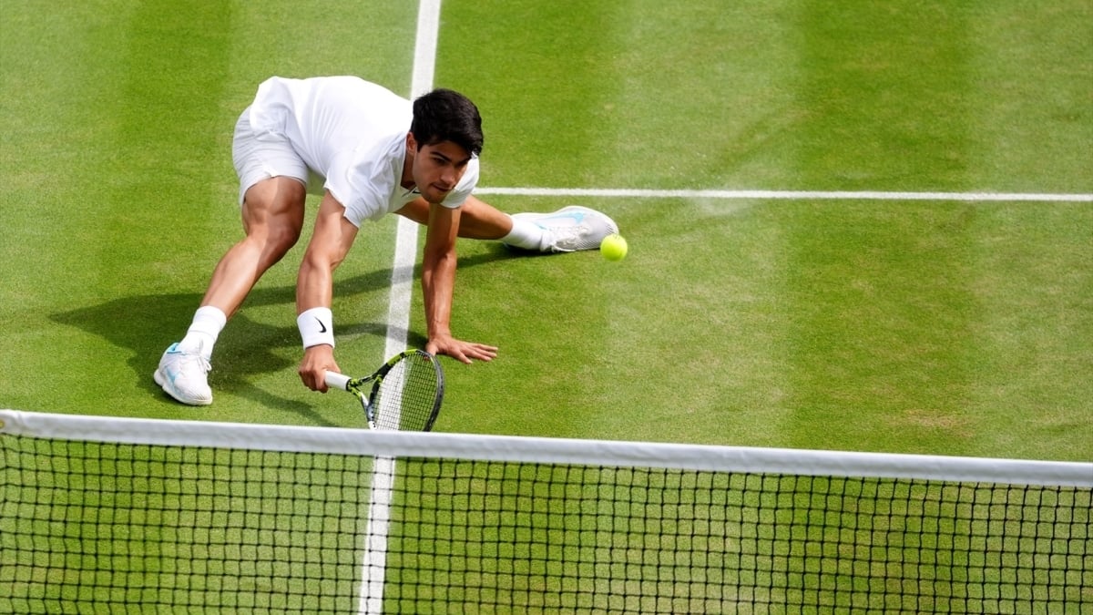 Carlos Alcaraz en una fotografía de archivo disputando un partido de Wimbledon