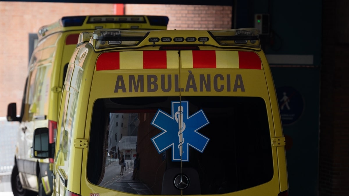 Unas ambulancias en Barcelona, Catalunya (España).