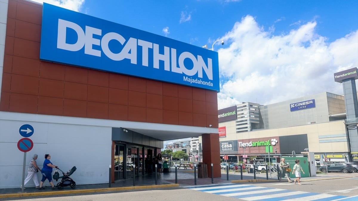Fachada de una tienda de Decathlon.