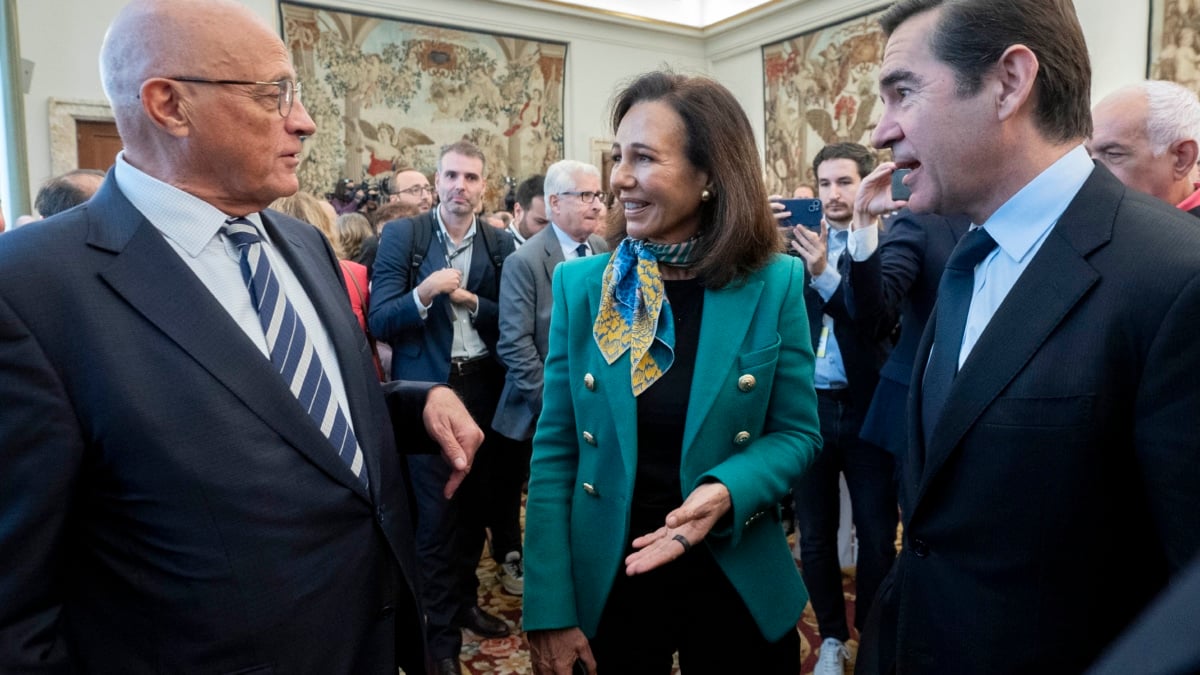 El presidente del Banco Sabadell, Josep Oliu; la presidenta de Banco Santander, Ana Botín, y el presidente del BBVA, Carlos Torres Vila, conversan tras la ceremonia de toma de posesión del gobernador del Banco de España.