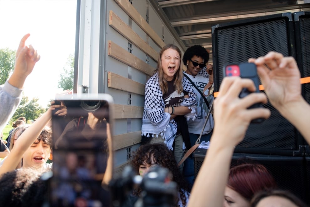 Greta Thunberg, con pañuelo palestino durante una marcha de Firdays For Future. en 2024.