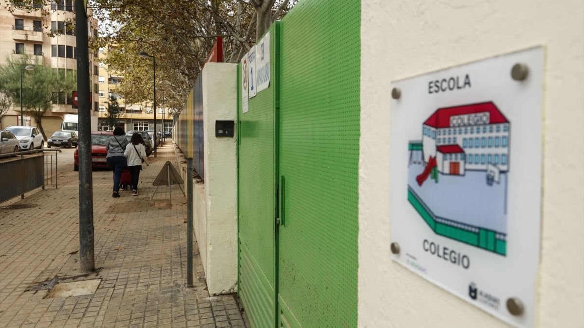 Tres menores son investigados por utilizar la IA para 'desnudar' a sus profesoras y compañeras de colegio