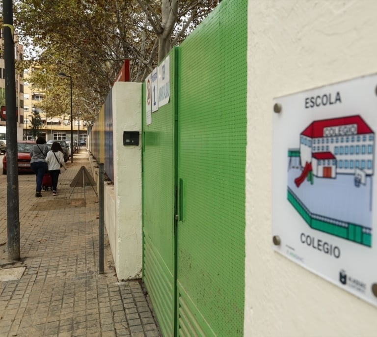 Tres menores son investigados por usar la IA para 'desnudar' a sus profesoras y compañeras de colegio