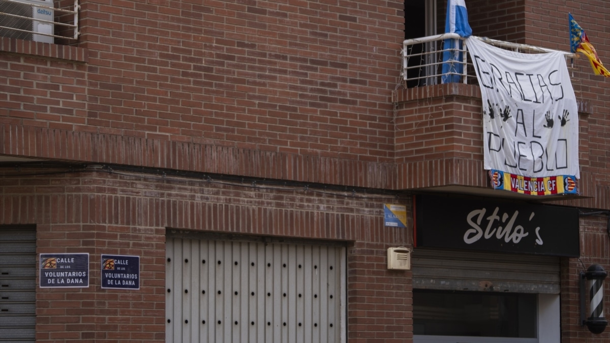 Un cartel colgado en un balcón da las gracias a los voluntarios