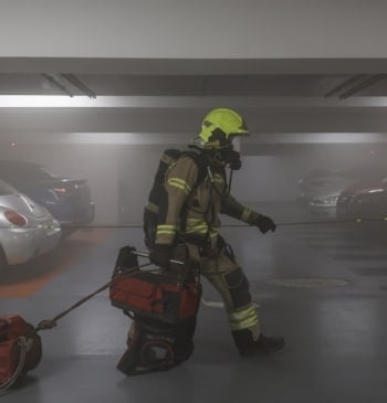 Una empresa revoluciona la extinción de incendios en coches eléctricos: más eficaz, [...]