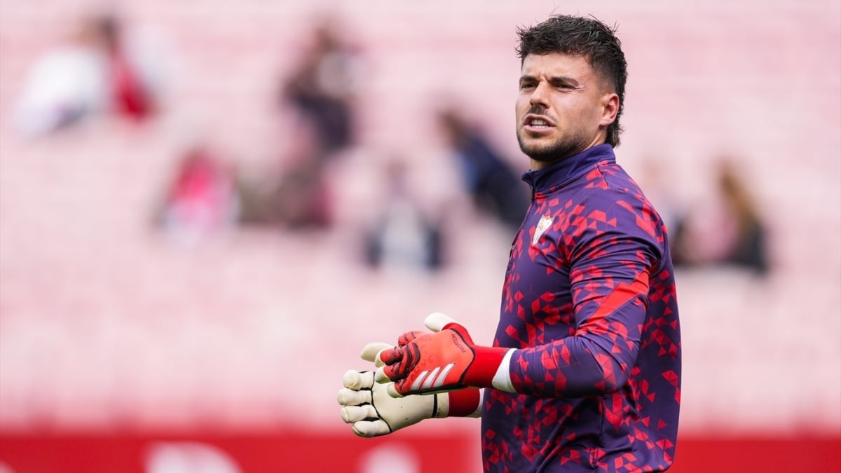 El portero Álvaro Fernández renueva con el Sevilla Fútbol Club hasta 2027