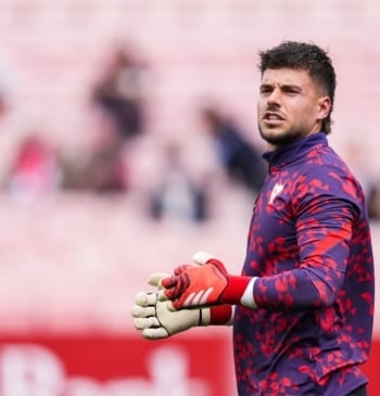 El portero Álvaro Fernández renueva con el Sevilla Fútbol Club hasta 2027