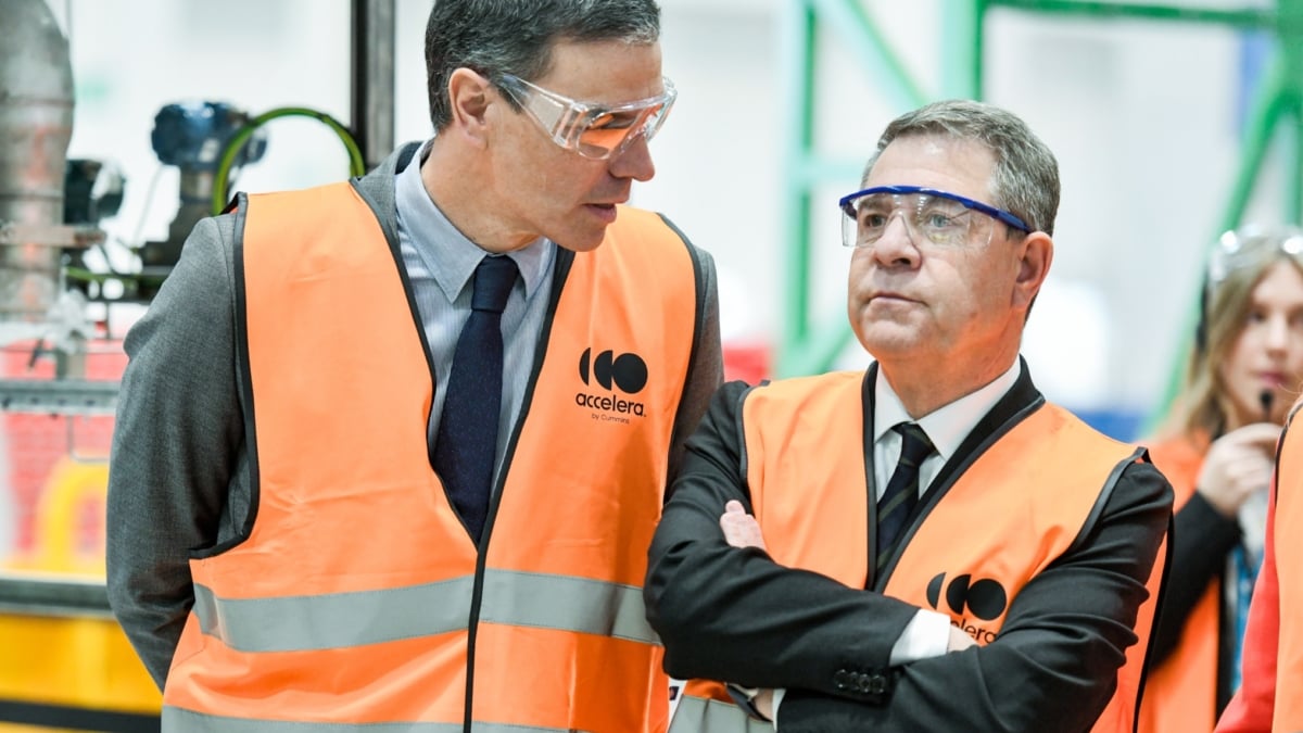 (Foto de ARCHIVO) (I-D) El presidente del Gobierno, Pedro Sánchez, junto al presidente de Castilla-La Mancha, Emiliano García-Page, visita la planta de fabricación de electrolizadores de Accelera by Cummins, a 18 de marzo de 2025, en Guadalajara, Castilla-La Mancha (España). Las instalaciones de Accelera by Cummnis, que se inauguraron a principios de octubre de 2024, están ubicadas en el polígono de El Ruiseñor. Cuentan con una superficie de 20.000 metros cuadrados, con previsión de ampliarlos a varias parcelas colindantes si crece la demanda. Desarrolla actividades de ensamblaje y prueba de sistemas de electrolizadores, y tiene capacidad para producir 500 megavatios de electrolizadores al año, con la posibilidad de ampliarla a más de 1 gigavatio. Rafael Martín / Europa Press 18/3/2025