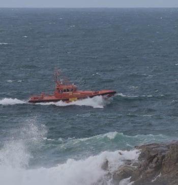 Un hombre es rescatado mientras cruzaba de Tenerife a Gran Canaria con [...]