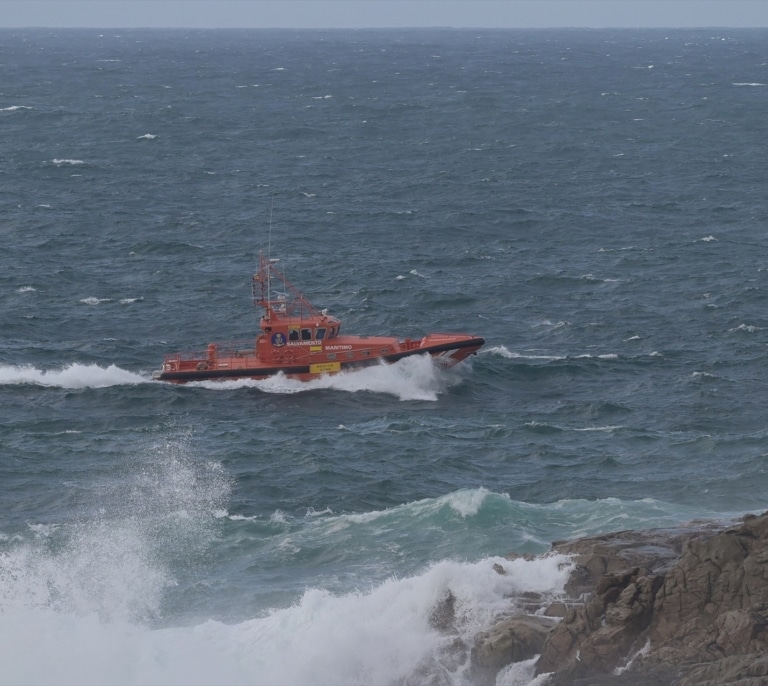 Un hombre es rescatado mientras cruzaba de Tenerife a Gran Canaria con un palet de madera