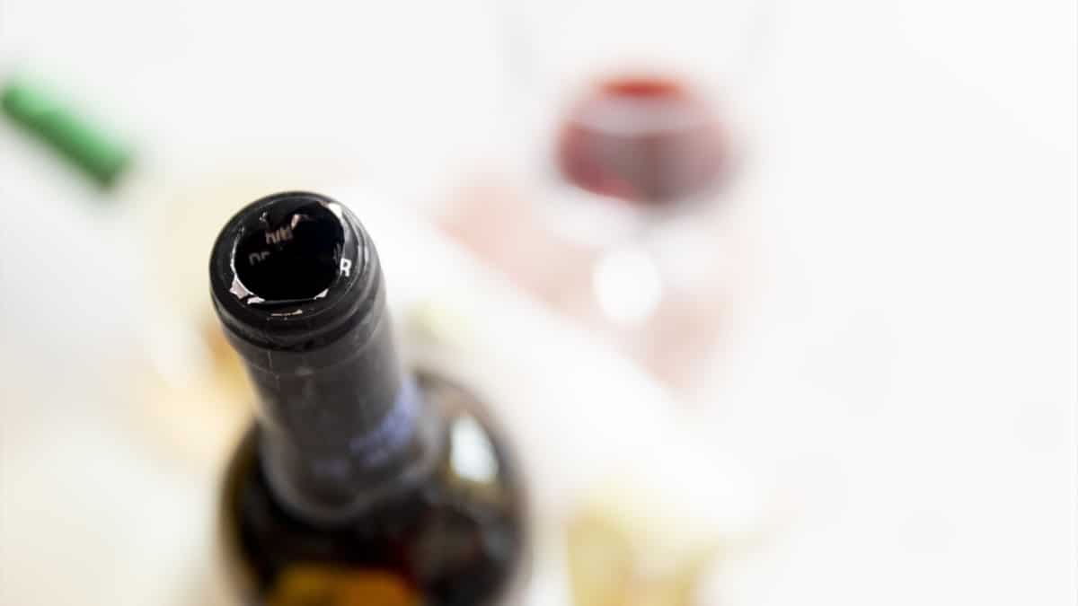 Retiran de supermercados de España un vino tinto con fragmentos de vidrio en su interior
