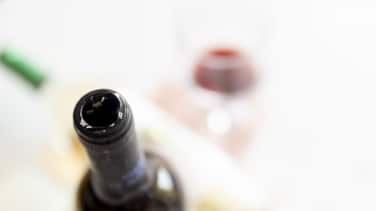 Retiran de supermercados de España un vino tinto con fragmentos de vidrio en su interior