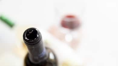 Retiran de supermercados de España un vino tinto con fragmentos de vidrio en su interior