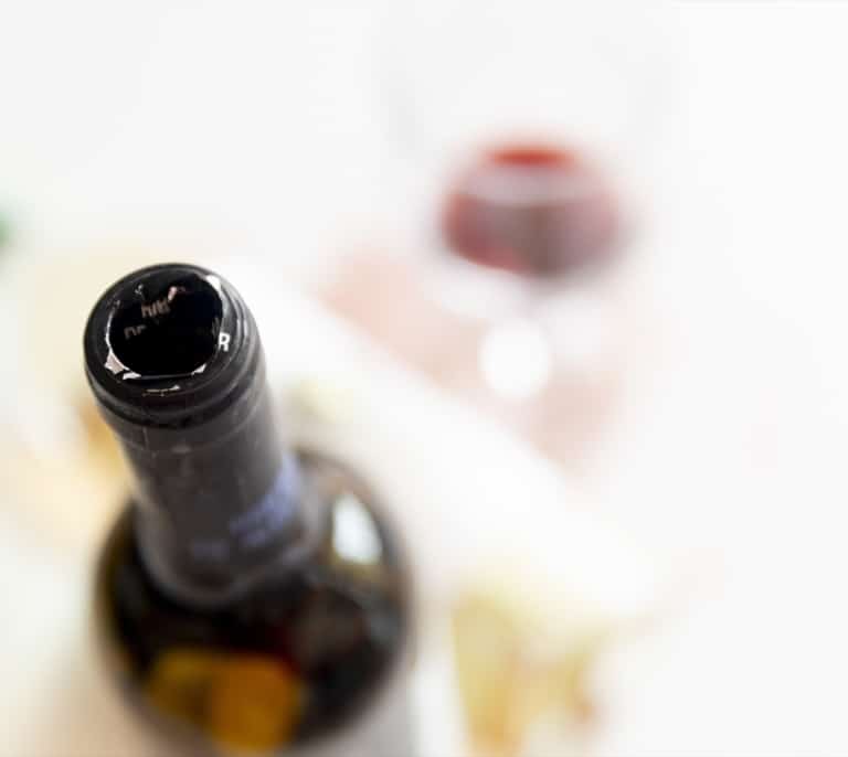 Retiran de supermercados de España un vino tinto con fragmentos de vidrio en su interior
