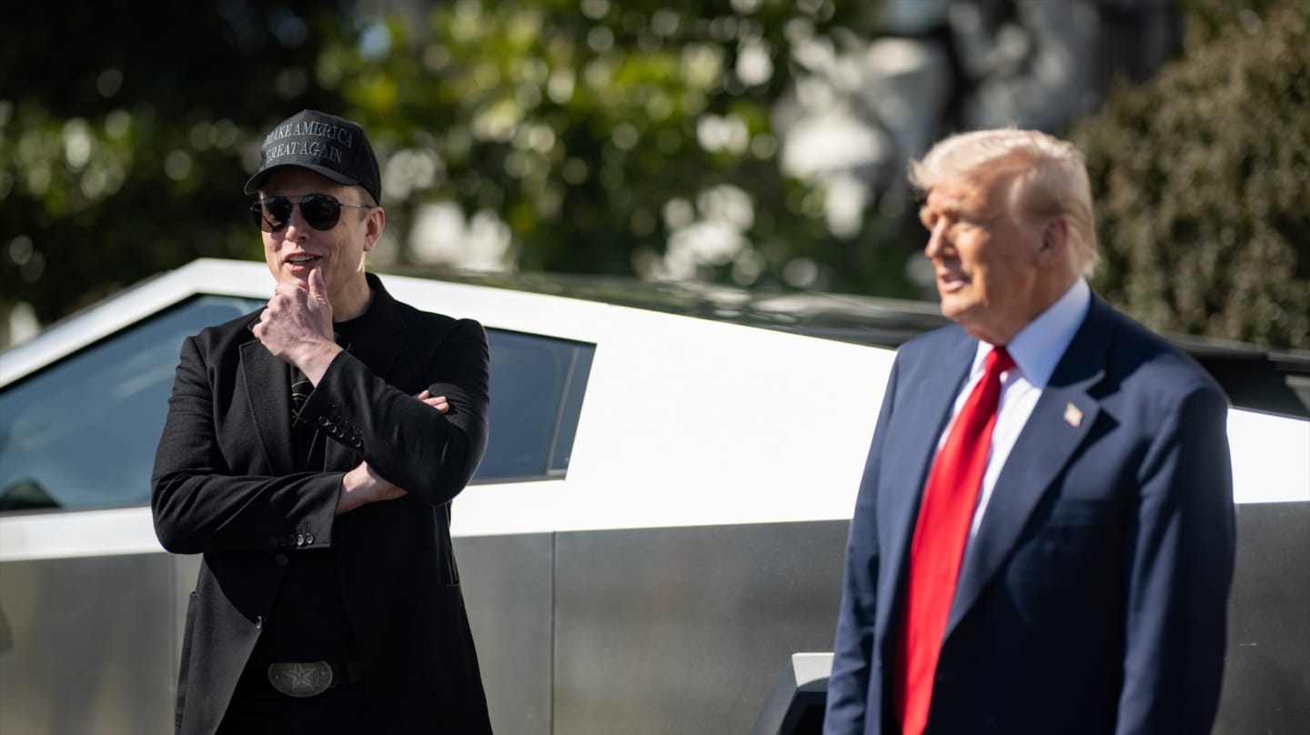 Elon Musk y Donald Trump, junto a un Tesla en Washington.