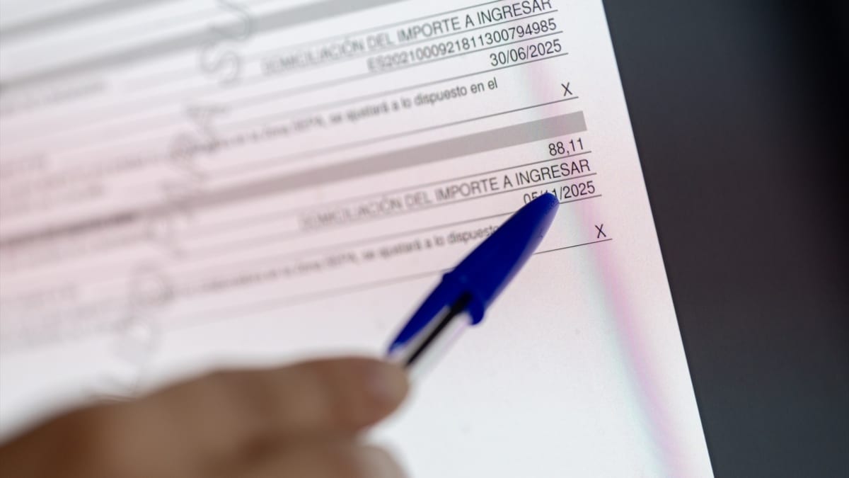 Una persona cumplimenta la declaración de la Renta.