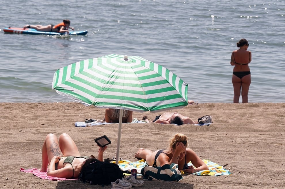 Imágenes de bañistas en La Malagueta. A 25 de abril de 2025 en Málaga, Andalucía (España).