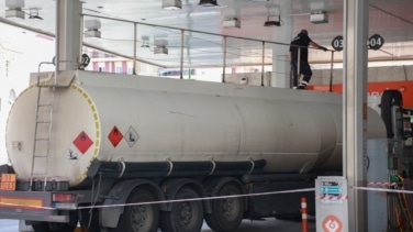 Un camión cisterna corta la circulación durante 33 km en ambos sentidos de la A-4 en Jaén