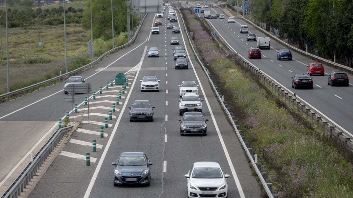 (Foto de ARCHIVO) Vehículos circulando en la autovía A3, a 30 de abril de 2025, en Madrid (España). La Dirección General de Tráfico (DGT) tiene previstos 7.540.000 desplazamientos por carretera durante el desarrollo de la Operación especial de tráfico por el 1º de mayo, que será "especialmente intenso" en la zona centro al ser festivos en la Comunidad de Madrid el jueves 1 y el viernes 2 y no lectivo para muchos alumnos en varias comunidades. El operativo arranca a las 15.00 horas de este hoy y se prolonga hasta la medianoche del próximo domingo 4 de mayo, jornadas ambas que serán especialmente complicadas a nivel circulatorio por las salidas y retornos en las principales vías. Alberto Ortega / Europa Press