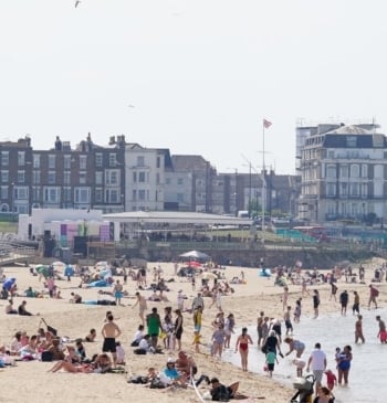 El Reino Unido se prepara para un verano de calor extremo tras [...]