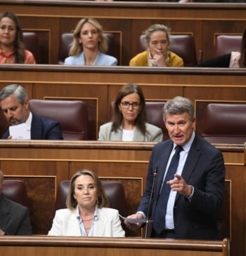 El PP lanza una ofensiva parlamentaria y pide la comparecencia de Sánchez [...]
