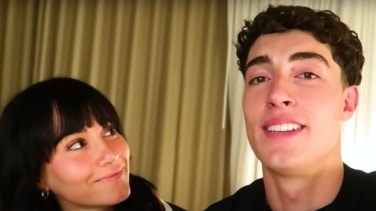Aitana y Plex confirman su relación con una cita en casa de la cantante