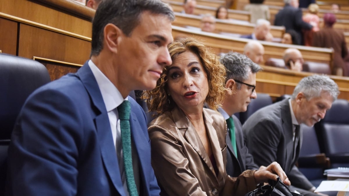 El presidente del Gobierno, Pedro Sánchez, junto a la ministra de Hacienda, María Jesús Montero.