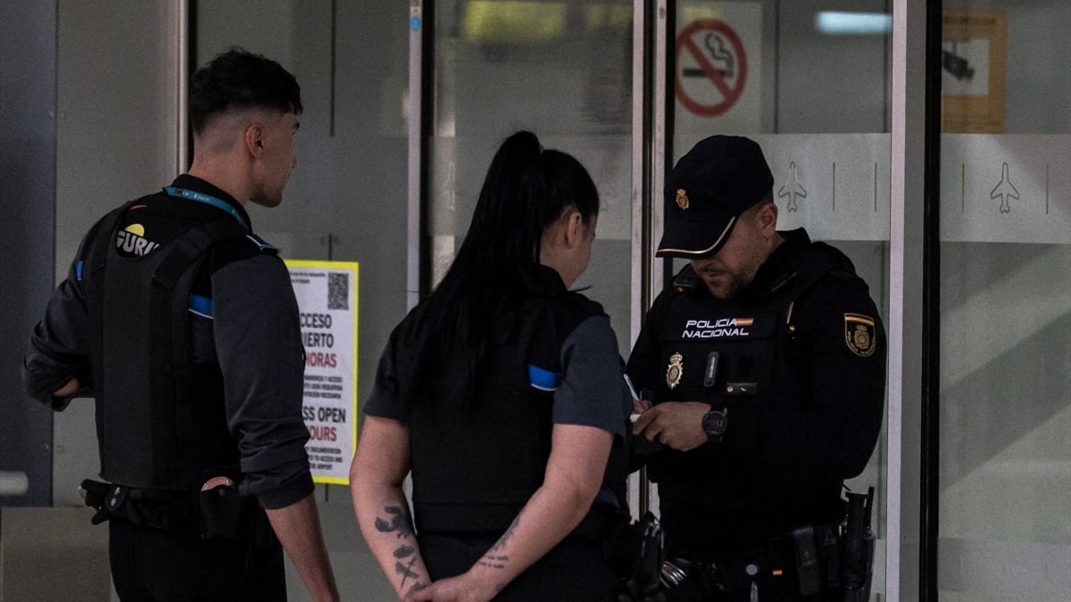 Varios agentes de la Policía Nacional en un acceso a la Terminal 4 del Aeropuerto Adolfo Suárez Madrid-Barajas, en Madrid (España).