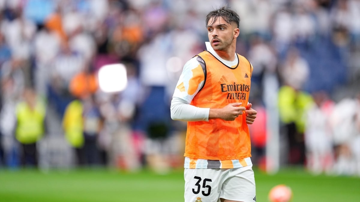 Raúl Asencio durante un calentamiento previo a un partido con el Real Madrid CF