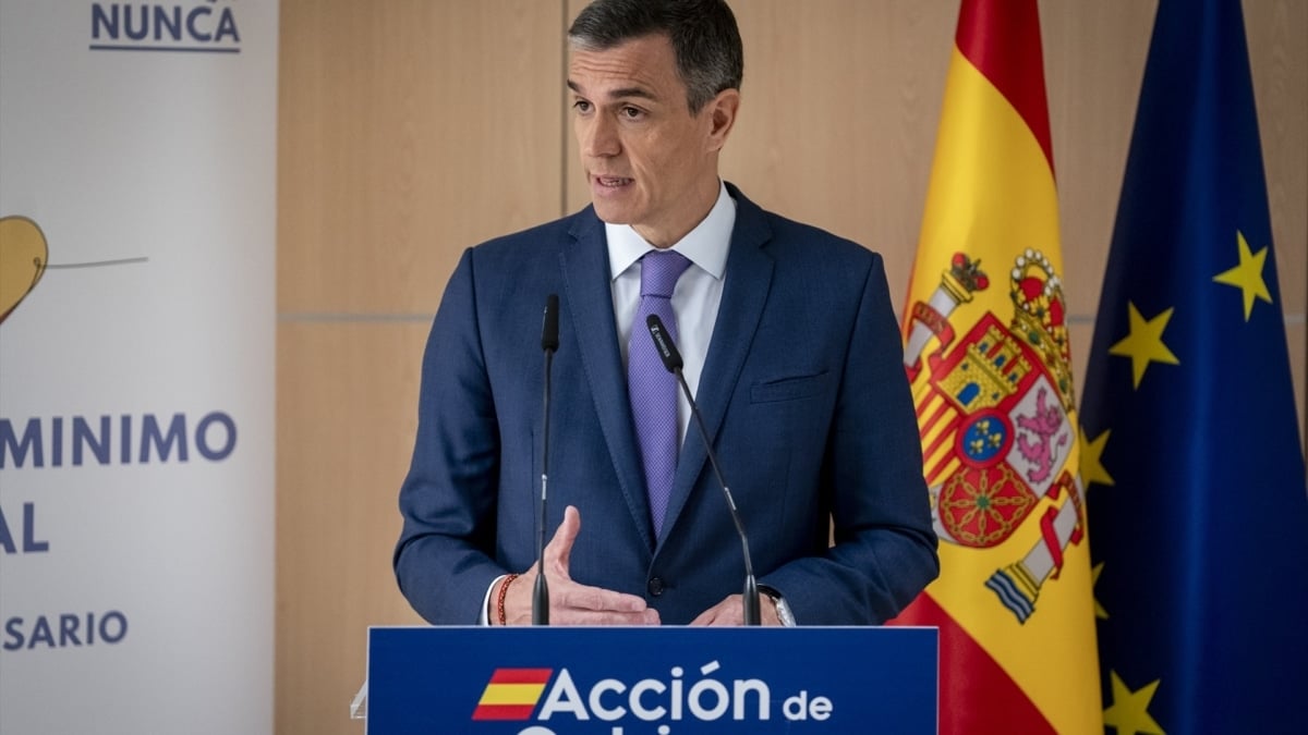 El presidente del Gobierno, Pedro Sánchez, visita el centro de atención telefónica y telemática del Instituto Nacional de la Seguridad Social.