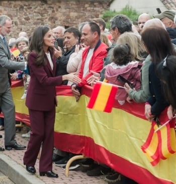 La Reina Letizia luce su traje más versátil en su visita a [...]