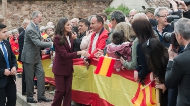 La Reina Letizia luce su traje más versátil en su visita a Brañosera