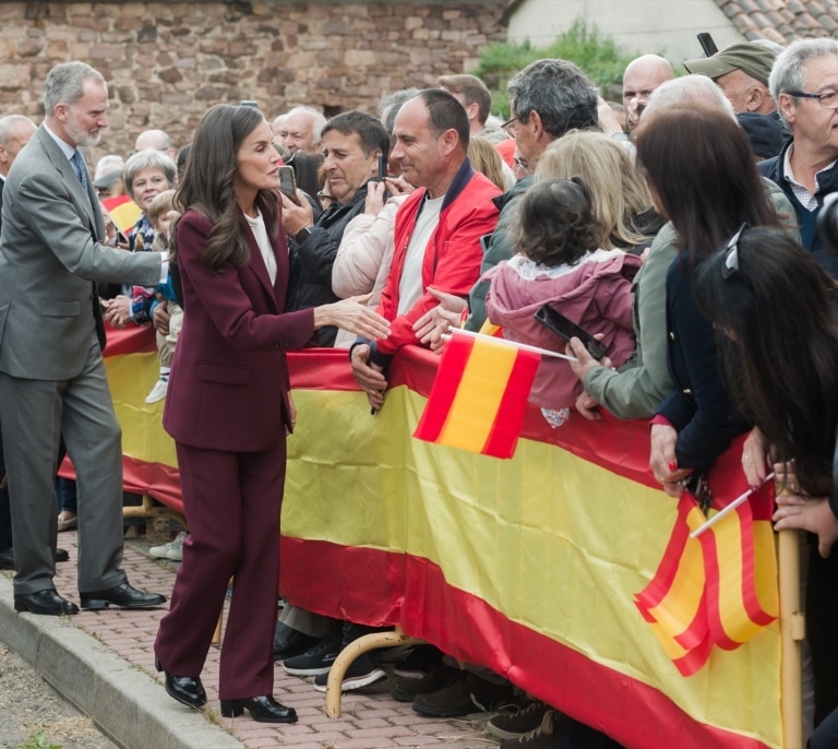 La Reina Letizia luce su traje más versátil en su visita a Brañosera