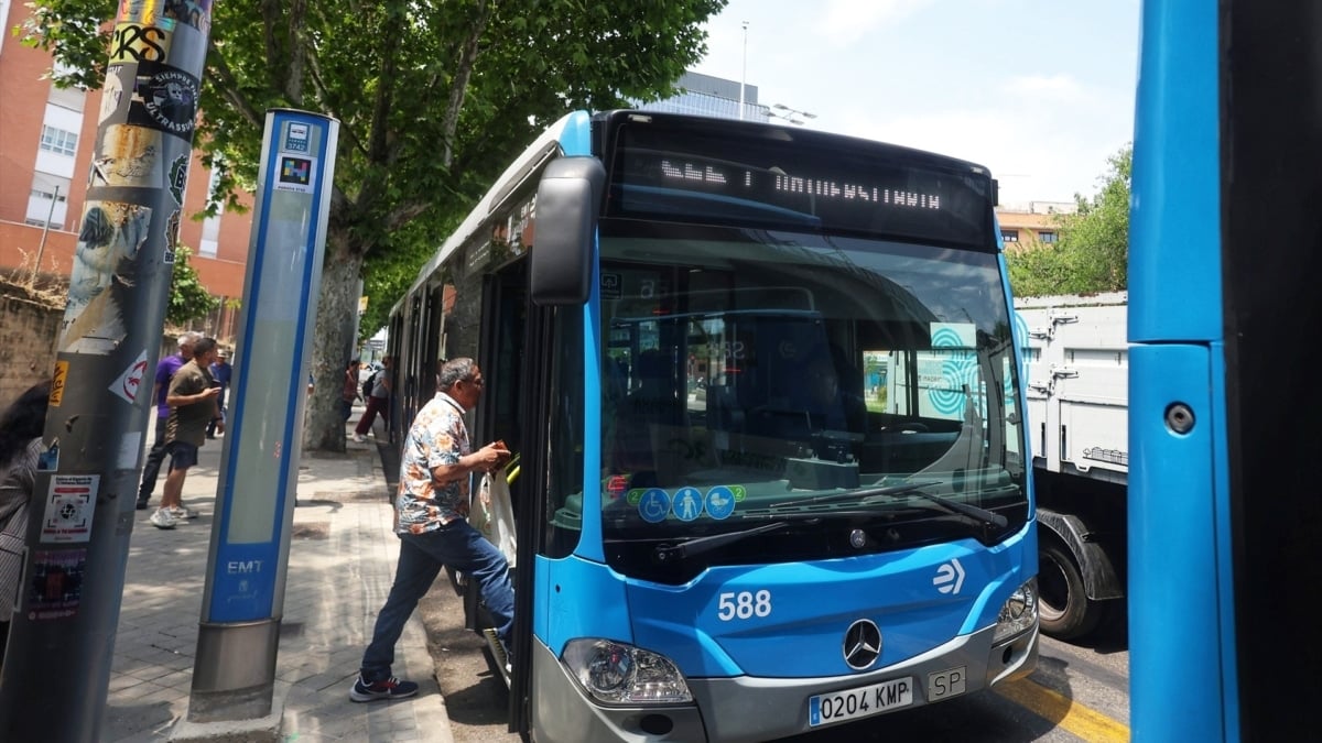 Autobús de sustitución en la estación de Méndez Álvaro en las obras de la línea 6 de Metro de Madrid, a 3 de junio de 2025, en Madrid (España).