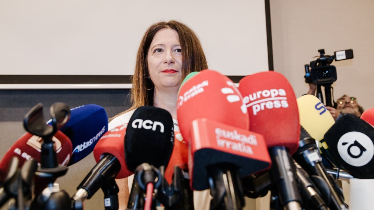 La exmilitante socialista Leire Díez durante una rueda de prensa, en el Hotel Novotel, a 4 de junio de 2025, en Madrid (España). Leire Díaz que aparece en diversos audios haciendo gestiones contra mandos de la Unidad Central Operativa (UCO) de la Guardia Civil, ha convocado una comparecencia ante los medios de comunicación, después de haberse reunido ayer en Ferraz con el jefe de los servicios jurídicos del PSOE u haberse dado de baja como afiliada del PSOE. Carlos Luján / Europa Press 04/6/2025