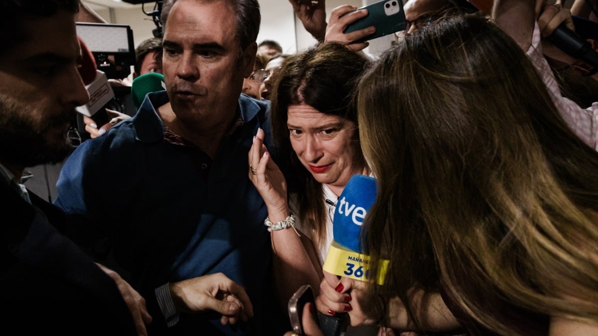 Dolset y Díez abandonan la rueda de prensa en un hotel de Madrid.