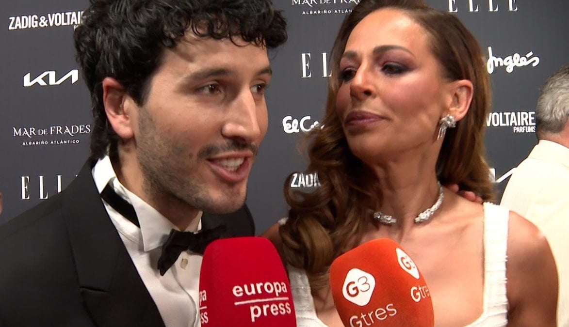 Sebastián Yatra y Eva González, durante la gala de los 'Elle Style Awards'