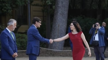 Ayuso responde a Illa que Madrid aporta "el 70% de la caja común" y le acusa de "freír a los catalanes" con impuestos