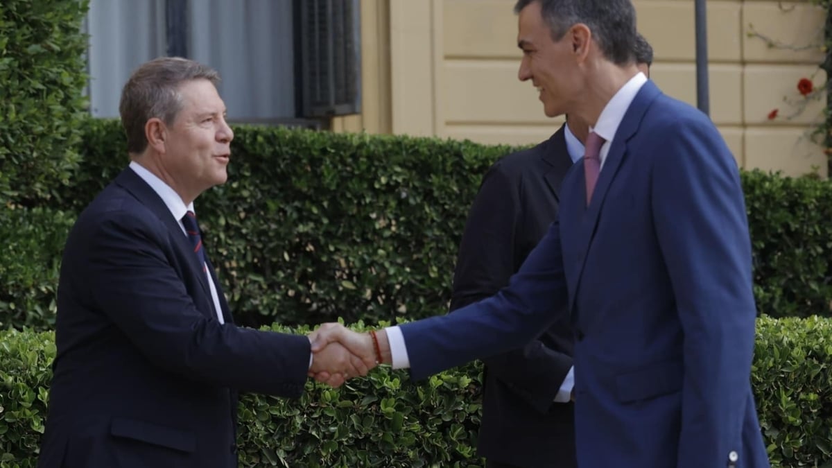 Emiliano García-Page y Pedro Sánchez se saludan en la Conferencia de Presidentes.