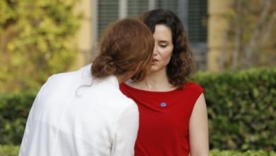 "¿Vas a saludar a una asesina?": Ayuso se enfrenta a Mónica García