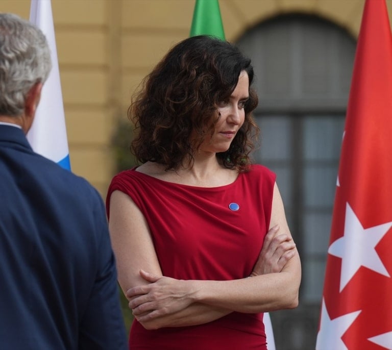 Ayuso se levanta de la Conferencia de Presidentes por usar Illa y Pradales el catalán y el euskera