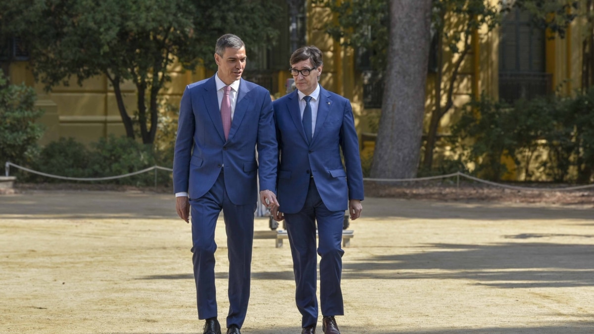 El presidente del Gobierno, Pedro Sánchez (i), y el presidente de la Generalitat de Cataluña, Salvador Illa.