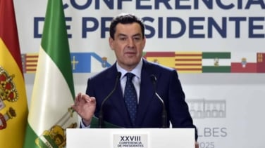 "No soy ayusólogo": Juanma Moreno se desmarca del plante de Ayuso por los pinganillos en la Conferencia de Presidentes